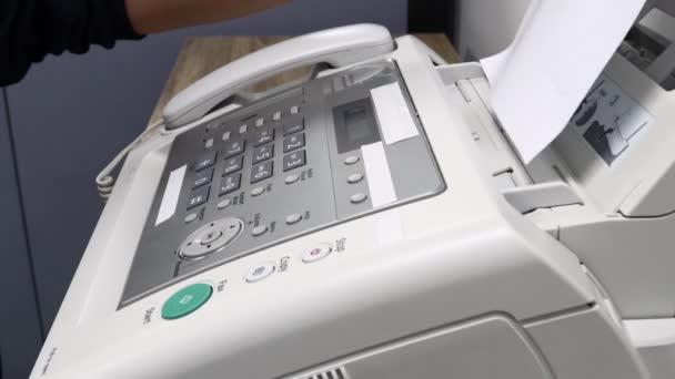 Mano Hombre Está Utilizando Una Máquina Fax Oficina Equipo Para — Vídeo de stock