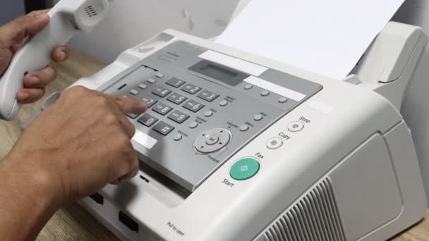 Mano Hombre Está Utilizando Una Máquina Fax Oficina Equipo Para — Vídeo de stock