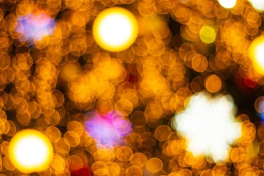 Altın bokeh ışıkları ve aydınlanmanın soyut arkaplanı. Noel, Yeni Yıl ve bayram kutlamaları için ideal.