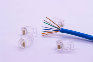 Mavi LAN kablo Cat6 sekiz iç kablo görünür, ağ kablosu çekirdek içinde bükülmüş bakır çizgiler gösteriyor