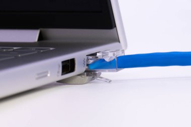 Yüksek hızlı ağ erişimi için dizüstü bilgisayara bağlı mavi ethernet kablosunu kapat.