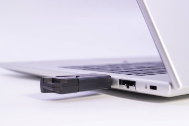 USB flaş bellek dizüstü bilgisayara takıldı ve harici depolama bağlantısı gösteriliyor