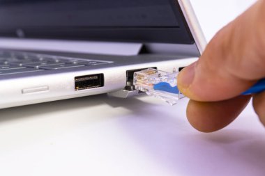 Mavi Ian kablo ethernet port dizüstü bilgisayarı bağlantı ağı tıpası yakın görünümü.