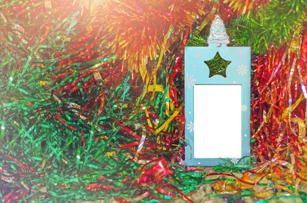 Julen tom fotoram bland färgglada tinsel. Mall för helgdag. — Stockfoto