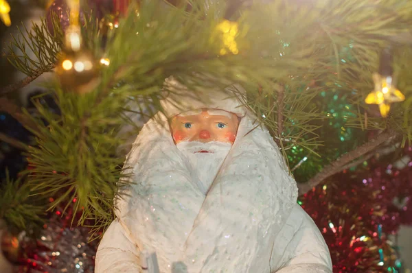 Ročník Ded Moroz, nebo Jack Frost, nebo Santa Claus stojící pod vánočním stromečkem doma. Royalty Free Stock Fotografie