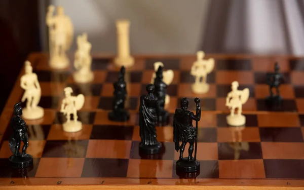 Sakk Játék Szokatlan Figurák Formájában Emberek Fénykép Egy Sakktábláról Sakkról — Stock Fotó
