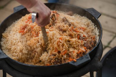 Pişirme pilavı süreci. Doğu mutfağının ulusal yemeği. Pirinç ve et..