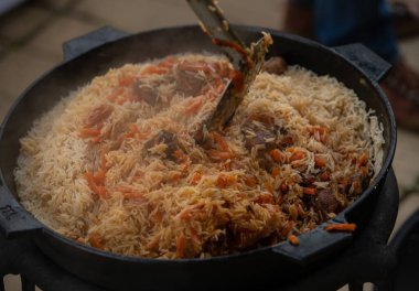 Pişirme pilavı süreci. Doğu mutfağının ulusal yemeği. Pirinç ve et..