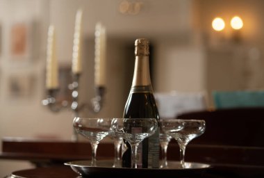 Bir tepsi şampanya ve bir şişe köpüklü şarap. Tatil, etkinlik.