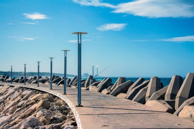 Deniz kıyısındaki kaya yolu