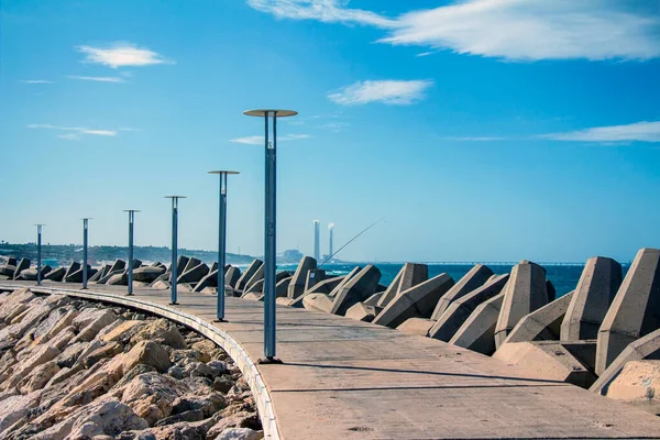 Deniz kıyısındaki kaya yolu