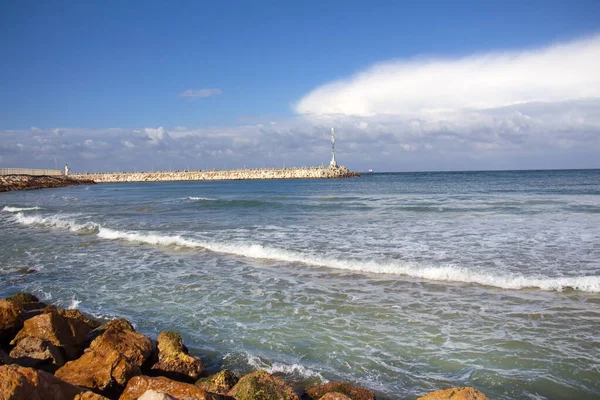 Orilla Del Mar Con Cielo Nublado —  Fotos de Stock