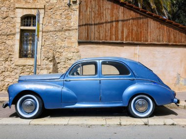 Güzel, eski mavi araba şehrin caddesinde. 