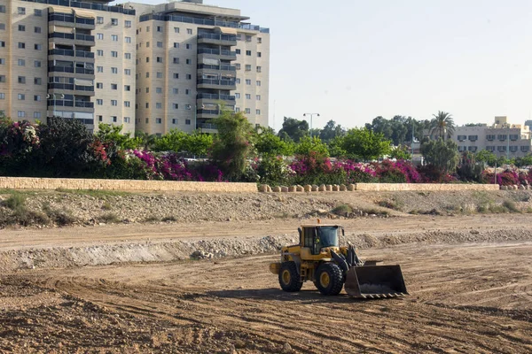 Vista Del Tractor Grande Trabajando Lugar Trabajo Cerca Nuevos Edificios —  Fotos de Stock