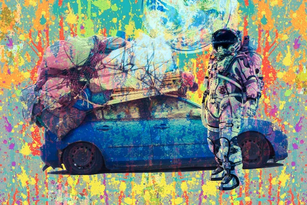 Kolorowy Astronauta Artystyczny Kostiumie Stojący Pobliżu Samochodu Załadowany Rzeczami Tle — Zdjęcie stockowe