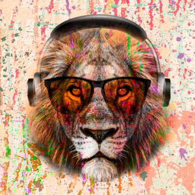 Modayı takip eden güneş gözlükleri ve beyaz arka planda parlak boya lekeleri olan kablosuz kulaklıklar takan renkli sanatçı aslan ağızlık takıyor..