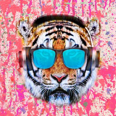Moda güneş gözlüğü ve beyaz arka planda parlak boya lekeleri olan kablosuz kulaklıklar takan renkli sanatçı kaplan ağızlığı..