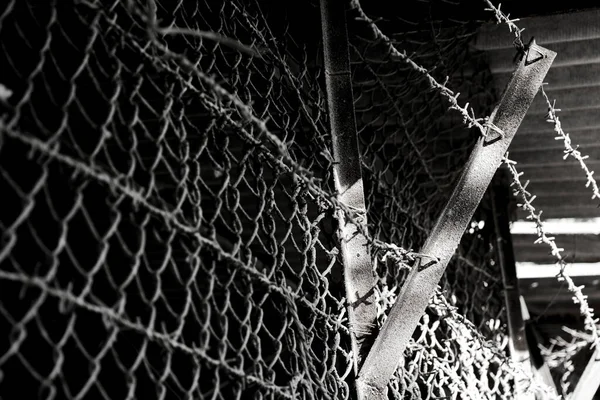 Blick Auf Den Alten Rostigen Maschendrahtzaun Freien Auf Dunklem Hintergrund — Stockfoto