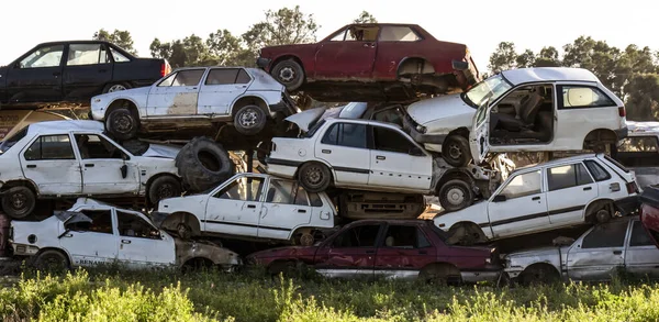 Rottami di auto arrugginiti danneggiati — Foto Stock