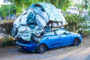 Renkli araba yolda eşyalarla dolu.