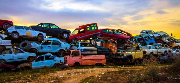 Poškozené zbytky rezavých aut — Stock fotografie