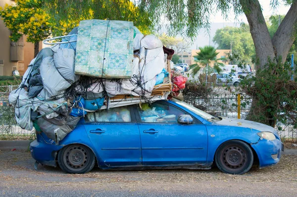 Buntes Auto Beladen Mit Dingen Auf Straße — Stockfoto