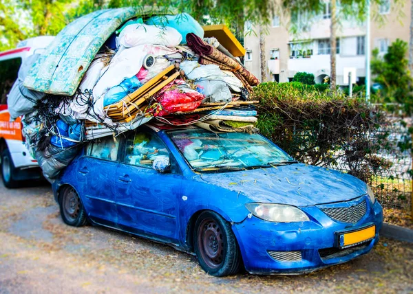 Barevné Auto Naložené Věcmi Silnici Ulici — Stock fotografie