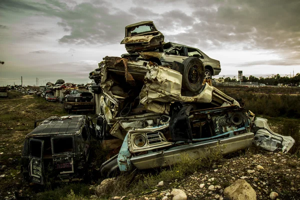 Coches descartados en el depósito de chatarra —  Fotos de Stock