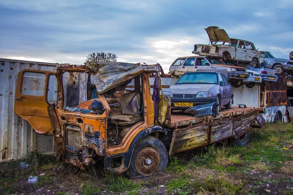 Haufen Bunter Ausrangierter Autos Auf Schrottplatz — Stockfoto