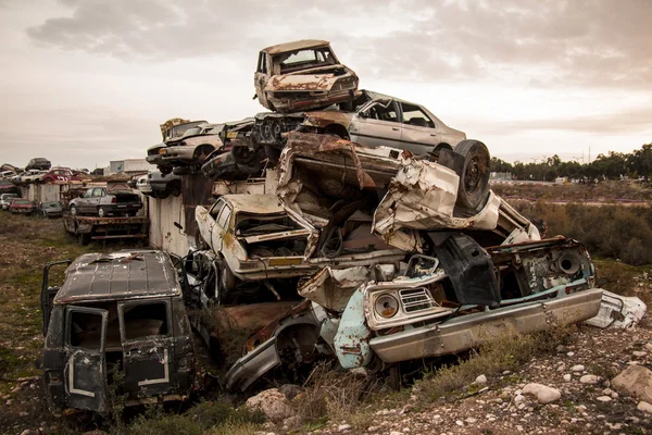 Hurdalık atılan arabalar — Stok fotoğraf