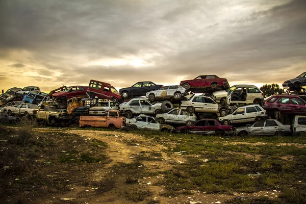 Carros descartados no ferro-velho — Fotografia de Stock