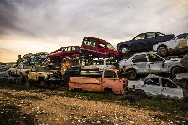 Carros descartados no ferro-velho — Fotografia de Stock