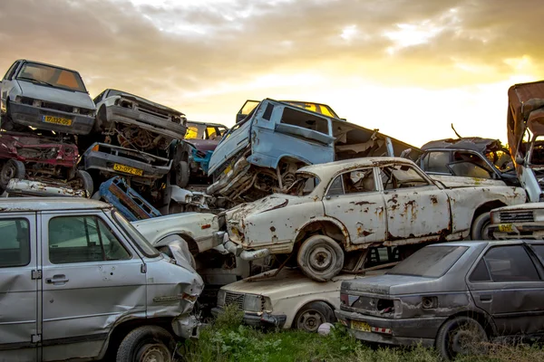 Hurdalığa Atılmış Renkli Araba Yığını — Stok fotoğraf