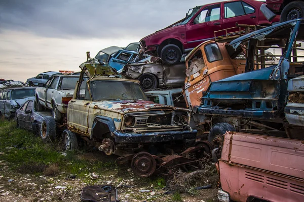 Carros descartados no ferro-velho — Fotografia de Stock