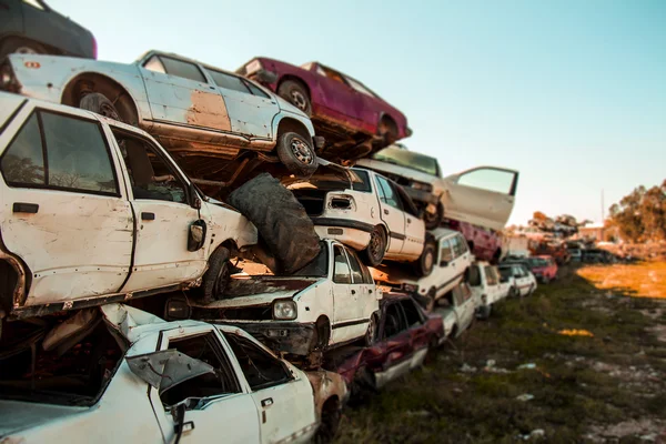 Hurdalık atılan arabalar