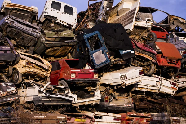 Rottami di auto arrugginiti danneggiati — Foto Stock