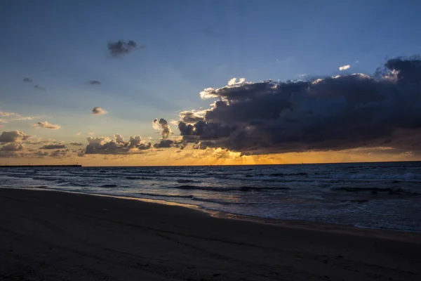 Vackra solnedgången och stranden — Stockfoto