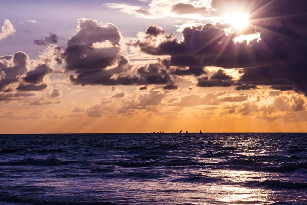 Coucher de soleil et plage pittoresque — Photo