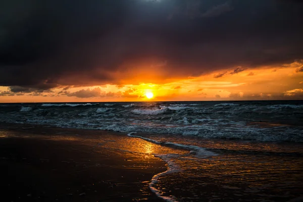 Мальовничий захід сонця і пляж — стокове фото