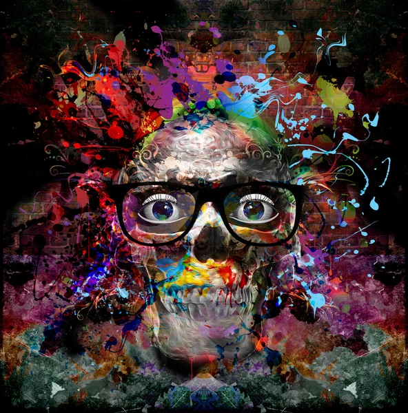 Totenkopf mit Brille auf dunklem Hintergrund — Stockfoto