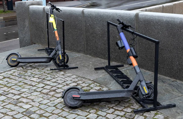 Dois scooters elétricos para aluguel da cidade estão estacionados na rua. — Fotografia de Stock