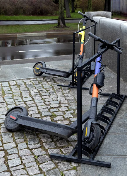Şehrin kirası için iki elektrikli scooter caddeye park edilmiş..