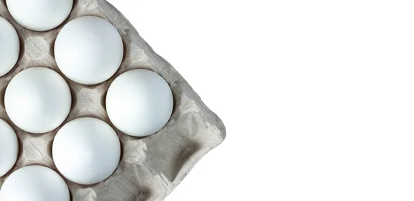 Mehrere weiße Eier in einem Karton isoliert auf weißem Hintergrund. Ansicht von oben. Nahaufnahme. Kopierraum. — Stockfoto