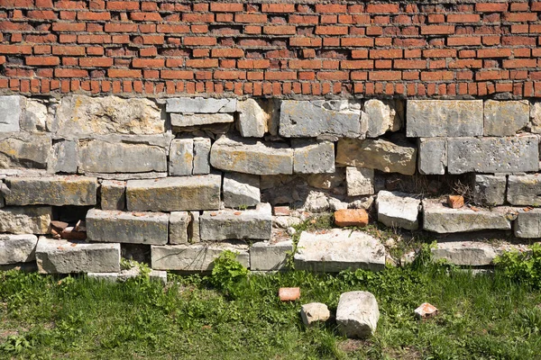 赤レンガと灰色の石で作られた古代の壁の一部. — ストック写真