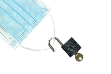 Kilitlenme ve salgın sona erdi. Sağlık hizmeti konsepti. Beyaz arka planda kilidi açık bir tıbbi maske. Üst görünüm