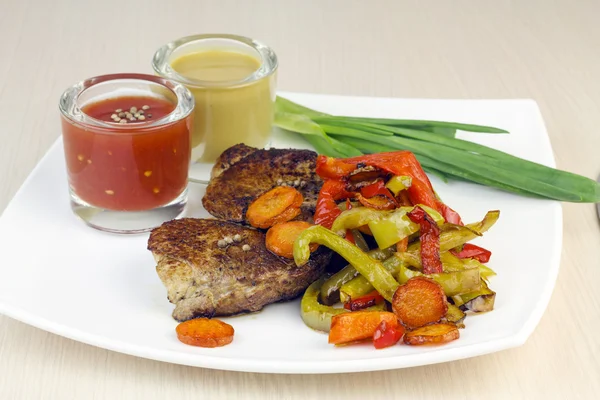 Bife com legumes e molhos . — Fotografia de Stock