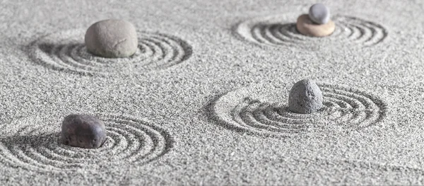 Steine und Kreise im Sand. — Stockfoto