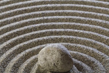 Taş ve kum üstünde a içini kaplamak.