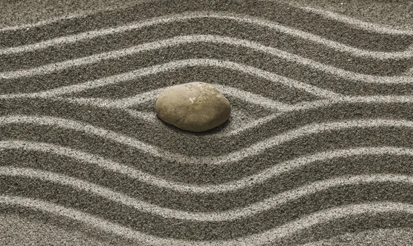 Steine und eine Schnur im Sand. — Stockfoto