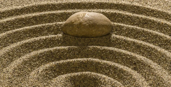 Stenar och en linje i sanden. — Stockfoto